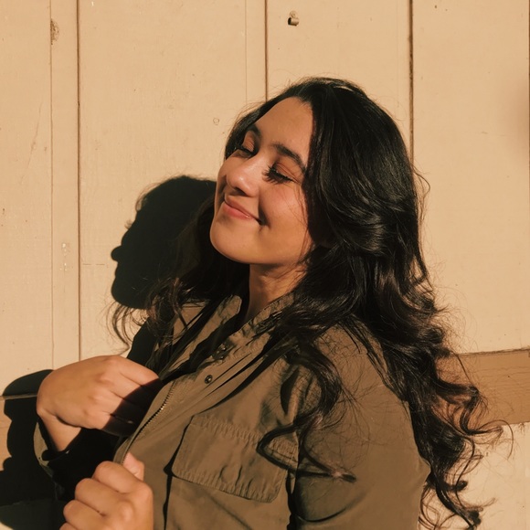 Meet your Posher, Macy - Picture 1 of 4